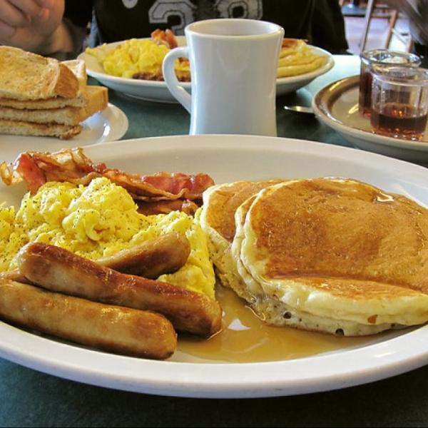 Comment s&rsquo;appelle le petit déjeuner américain ?